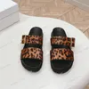 2024 Треугольные мулы Lopard Printed Замшевые кожаные пластинки для женщин -бархатный ремешок с пряжкой с пряжкой двойные ремешки дизайнерские сандалии летние платформы обувь