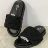 Havuz yastık bayan terlik yaz kaydırıcıları terlik moda klasik baskılar kabartmalı düz konfor katırları sürtünme sıradan ayakkabılar denim yaz sandal