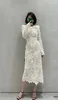 Lässige Kleider Luxuswolle Stickerei weiße Langarm Elegant Hohlkleid aus Spitzenkleid Seidenfutter Vintage Hülle Frau Kleidung 2024