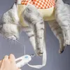 Kota nosiciele zwierząt domowych z otworami nóg niosąc solidne, lekkie zakupy dla kociaka