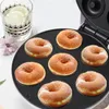Mini Donut Maker Machine superficie antiaderente per bambini Dessert Snack per la colazione produce 7 ciambelle a colori bianchi elettrodomestici 240509