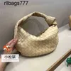 Сумка Jodie Tote VeneTabottegs Dembags Designer Little Squirrel приобретает большие сплетенные сумок подмышки.