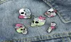 Pins Broschen lebendige Skelett Emaille Pins Custom Rose Cats Schädel Dolch Brosche Revers Lader