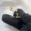 Designerörhängen Åsna Metal Letter Enkel elegant liten mässingspläterad guldmaterial