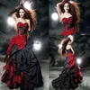 Vintage svart och röda gotiska bröllopsklänningar Modig älskling ruffles satin spetsar uppåt korsett topp bollklänning brudklänningar 269z