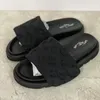 Havuz yastık bayan terlik yaz kaydırıcıları terlik moda klasik baskılar kabartmalı düz konfor katırları sürtünme sıradan ayakkabılar denim yaz sandal