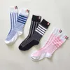 Herrensocken TB Damen Sock Fabric Etikett mit vier Streifen rote Mesh Trendy Socken gestreiftes mittlerer Röhrchen Koreanische Version College Style AB -Version Ins Baumwollsocken Zbla