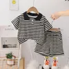 Ensembles de vêtements 2024 Bébé Vêtements d'été pour enfants Boy Striped LETTER COLLAR COLLAIS COURRES COURRES T-shirts et shorts Boys Boutique tenue