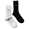 Erkek Çoraplar Yeni Batı İmparatoriçe Dowager Siyah ve Beyaz Düz Renk Küçük Satürn İşlemeli Kadın Çoraplar Basitleştirilmiş Temel Yığınlı Çoraplar D5Z3