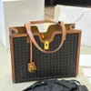 borse da lavoro manager sacchetto designer di borse da tote grandi donne borsetti di lusso da donna di lusso classiche borse a colori solidi con serratura 240511