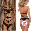 Groot formaat erotische lingerie met volle kant, onthullende borsten en een driepunts allure set met perspectief