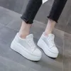 Hoogwaardige 8 cm luchtmesh echte lederen vrouwen ademende holle dikke sneaker platform wig flats schoenen witte zomer sandalen