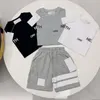 Designer Baby T-shirts Jupe Shorts sets pour enfants ensembles de vêtements gris blanc bleu garçons filles Tshirts de luxe d'été et shorts de survêtement