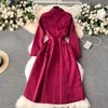 Trench feminino Coats Design de alta qualidade Rose Red com entalhes de colarinho de colarinho elegante Mulheres de outono Botões de diamantes da primavera Slim Midi