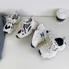 Sneakers Childrens Buty biegowe 2024 NOWOŚĆ swobodnej podwójnej siatki jesiennej lekkiej koronki H240510