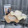 Breitgekrönte gekräuselte Hut Luxus -Strohhut mit Spitze Bogenband Designer Eimer Hut Damen Elegante Perle Kette Hut Travel Urlaub