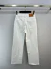 Petit pantalon blanc super polyvalent avec une élasticité élevée et des fesses légèrement évasées