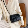 気質女性バッグデザイナーハンドバッグ新しいLingge Chain Crossbody Fashion Badge Slume Slolder Version of Small Square Factoryプロモーション83b