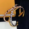 Louiseviution halsband lyxig designer smycken ihålig guld armele armband armband kvinna modestil män lady kvinnor titanium stål graverade v smycken 163