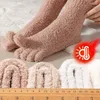 Chaussettes de femmes épaissis de velours corallien cinq doigts pour l'hiver chaud sox sox maison intérieure fashion moderne couleur solide tube moyen bas
