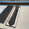 Boyun bağları tasarımcı klasik ters üçgen mektup siyah kravat aynı hediye kutusu ambalaj ışık lüks erkekler ve kadınlar için çok yönlü mq7w