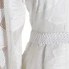 Basic lässige Kleider zweier TWOTWINSTYLE Elegantes Frühlingskleid Damen stehende Hals Langarm hoher Taille weiße Mini -Kleider Damen Mode neue Wäschel2405