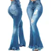 Jeans femminile che abbina una gamba larga magra lavata pantaloni in denim strappato