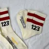 Herrensocken 22SS Designer Trendy Socken Herren und Frauen mitten in der Mitte der Länge Frühling/Sommer neue Nummer 123 Sports Pure Cotton Socken Ins