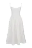 Robe pour femmes élégante et belle robe de vacances en blanc midi.