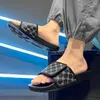 Chaussures décontractées Slippers pour hommes portés extérieurement à la mode de salle