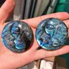 Estatuetas decorativas 1pcs esculpidas à mão Blue Flash Labrador Palm Stone Sun and Moon Day Month
