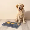 Les vêtements pour animaux de compagnie traitent des bols de tapis de nourriture avec des successions de tasses interactives