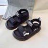 Sandals Childrens zomer 2024 Nieuwe schoenen voor jongens Midden en grote kinderen Zachte zool Anti Slip Sports Beach Girls H240510