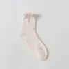女性の靴下は刺激中のミッドカーフの女性のミッドチューブの花のプリントスポーツシャーリングエッジ高弾性アンチスリップを柔らかくします