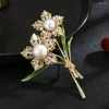 Brooches Simple Fashion Daisy Brooch Freshwater Pearl Elegant Flowers Leafy Green Plant Lapel Pin Party Office Coat Accessories Gift