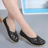 Chaussures décontractées en cuir d'été d'âge moyen et âgée maman maman mocassins de femme à fond doux trou de coin inférieur