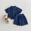 2024 Baby Solid Denim Set Set Set Boys and Girls Denim Shirts and Shorts Two Piece Set Is Simple Casual Sportswear 2PCS 240511