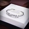 Bracelet en diamant ouvert en diamant incrusté avec tempérament réglable luxe léger et design unique DPIG avancé et à la mode
