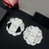 Zarif Tasarımcı Küpeler Siyah Beyaz Emaye Üçgen Mektup Klip Çabuk Kulak Cazibesi Küpe Dangly 18K Altın Gümüş Kaplama Çember Küpeler Kadın Düğün Takı