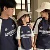 家族の夏の服はファッションパパのお母さんと息子の娘Tシャツショーツ2ピースの母親の子供のための2ピースの衣装240507をセットします