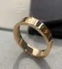 Ring 36 mm Love V Gold 18K ne se décolorera jamais d'anneau étroit sans diamants de luxe Reproductions officielles Couple d'anneaux Adita Exq7511087