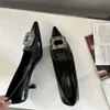 Square Buckle Rhinestone puntige teenpompen Sandalen comfortabele slanke designer schoen Black Elegant Low Heel Office vrouwen schoenen