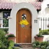 Dekorativa blommor främre dörrkrans med vårblommor sommargrönska trädgård onrmanet utanför dekoration