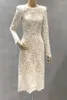 Lässige Kleider Luxuswolle Stickerei weiße Langarm Elegant Hohlkleid aus Spitzenkleid Seidenfutter Vintage Hülle Frau Kleidung 2024