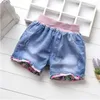 Shorts Nya 2022 barn och flickor sommar denim shorts baby flickor söt tecknad broderade spetsar shorts casual jeans shorts d240510