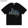 トレンディなサッカースターのためのrhudeハイエンドデザイナーTシャツと同じブラックパンサーレタープリント男女カップルのハイストリートハーフスリーブのための短袖のTシャツ