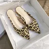 Slippers 2024 Été Nouveau femme Fashion Slide Pointy Leopard Print Design Light and Fin Low Talon Black Design Casual Shoes Q240511