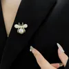 Real Gold Electroplated Zircon Bee Pearl Brooch Temperament Fashion Tempérament Lumière Luxury ACCESSOIRES HIGHENTS ACCESSOIRES