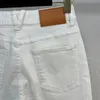 Petit pantalon blanc super polyvalent avec une élasticité élevée et des fesses légèrement évasées
