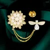 Brooches Creative Fashion Design Lotus Bee pour les femmes convient au luxe Micro-jeté Zircon Exquis Pin de collier de chaîne de gland